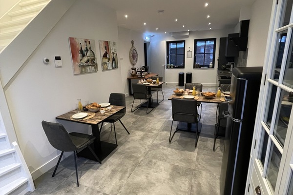 Een koelkast, een magnetron