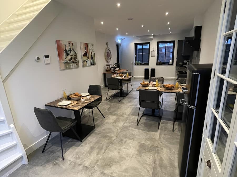 Réfrigérateur dans l'espace commun, micro-ondes dans l'espace commun