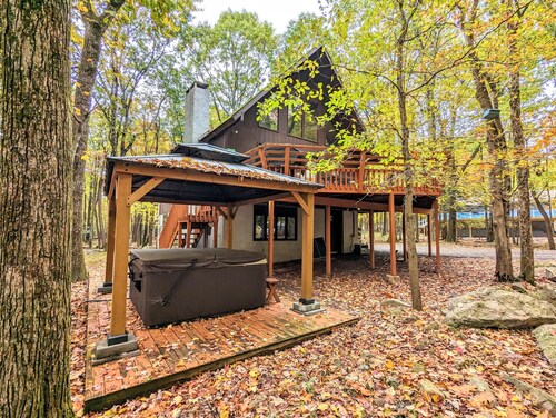 Hot Tub + Sauna + Deck + Firepit + Beach Access | Grateful Escape