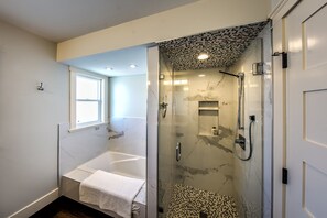 Bathroom - Qualicum Beach Ocean Suites  (Qualicum Beach)