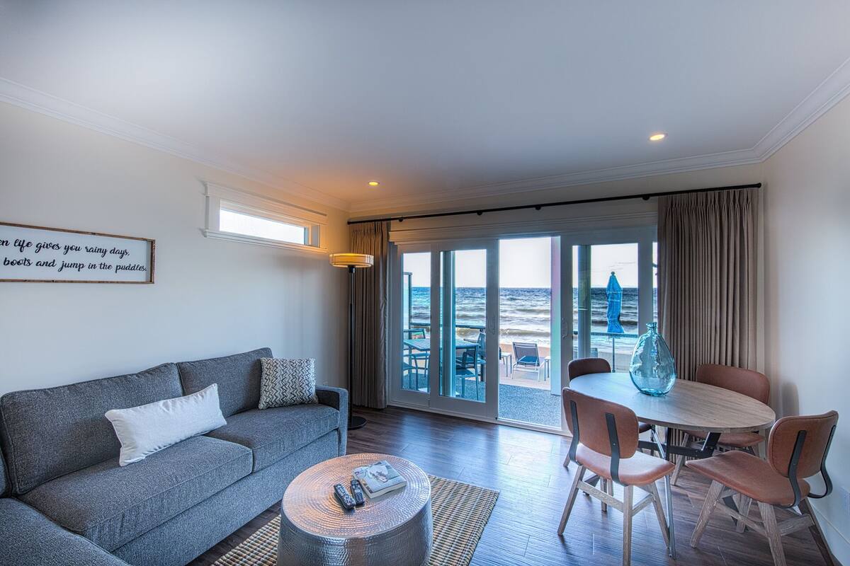Deluxe Suite, 1 Bedroom, Ocean View | Living area | 50-inch Smart TV with cable channels