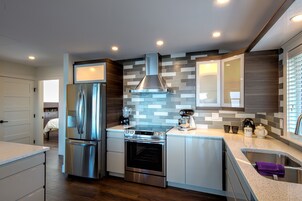 Refrigerador, microondas, horno, placa de cocina