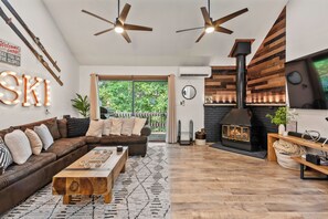 Smart TV, fireplace, video games, ping pong - The Bear's Den by AvantStay | Prime Location, Renovated w/ Movie & Game Room (Tannersville)