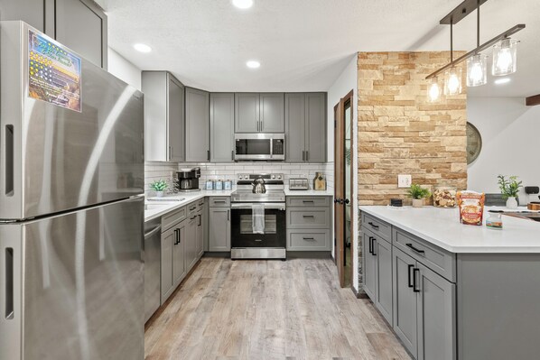 Fridge, microwave, oven, stovetop - The Bear's Den by AvantStay | Prime Location, Renovated w/ Movie & Game Room (Tannersville)