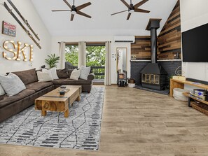 Un salon moderne avec une cheminée, un grand canapé et une table basse.