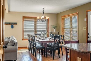 Dining - Hickory Haven by AvantStay | Hot Tub, Game Room, Theater, Deck (Albrightsville)