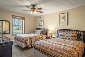 6 bedrooms, iron/ironing board, free WiFi, bed sheets - Hickory Haven by AvantStay | Hot Tub, Game Room, Theater, Deck (Albrightsville)