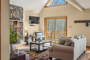 TV connectée, cheminée, jeux vidéo, baby-foot