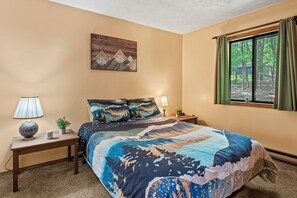 3 bedrooms, desk, iron/ironing board, free WiFi - 7mins to Skiing, Fire Pit, Game Table | Lake Access | Hygge Home by AvantStay (Blakeslee)