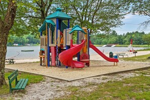 Children’s area - Hygge Home by AvantStay | Deck for Outdoor Living, Fire Pit, Game Table (Blakeslee)