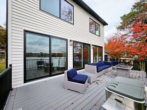 Une terrasse dotée de mobilier d’extérieur et d’un barbecue.