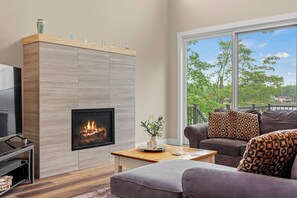 Una Smart TV, una chimenea