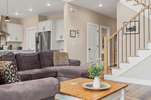 Smart TV, fireplace - Lakeside Serenity by AvantStay | Lakefront, Newly Built, Deck w/ Views! (White Haven)