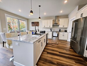 Fridge, microwave, oven, stovetop - Lakeside Serenity by AvantStay | Lakefront, Newly Built, Deck w/ Views! (White Haven)
