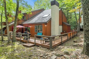 Outdoor dining - Free Lake Passes, Pool + Amenities, Deck w/ BBQ | Boulder Point by AvantStay (Lake Harmony)