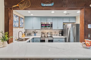 Een koelkast, een magnetron, een oven, een kookplaat