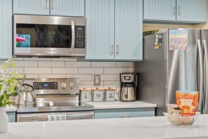 Fridge, microwave, oven, stovetop - Free Lake Passes, Pool + Amenities, Deck w/ BBQ | Boulder Point by AvantStay (Lake Harmony)