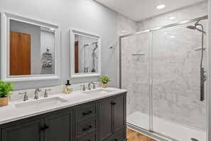 Dusche, Haartrockner, Handtücher