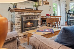 TV connectée, cheminée, table de tennis de table, espaces bureaux