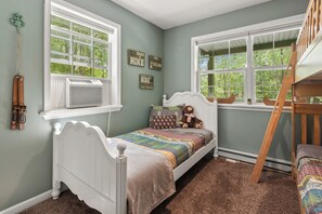 3 bedrooms, desk, iron/ironing board, free WiFi - Ridge Retreat by AvantStay | Game Room, Covered Porch, & Fire Pit! (Blakeslee)