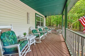Terrace/patio - Ridge Retreat by AvantStay | Game Room, Covered Porch, & Fire Pit! (Blakeslee)
