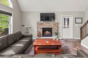 Smart TV, fireplace - Tavern at the Woods by AvantStay | Lakefront Views, Hot Tub, Firepit, Game Room (Pocono Lake)