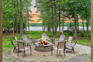 Property grounds - Tavern at the Woods by AvantStay | Lakefront Views, Hot Tub, Firepit, Game Room (Pocono Lake)