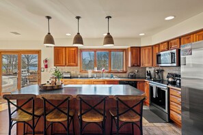 Kylskåp, mikrovågsugn, ugn och spishäll