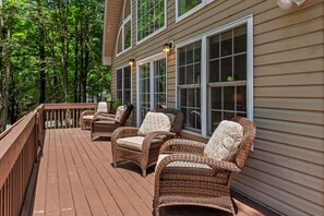 Terrace/patio - Lake + Pool Access, Game Room, Firepit, Deck | Tawny and Peaceful by AvantStay (Pocono Lake)