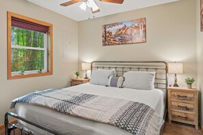 3 bedrooms, desk, iron/ironing board, free WiFi