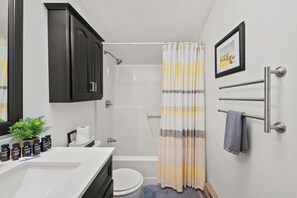 Douche, sèche-cheveux, serviettes fournies, papier toilette
