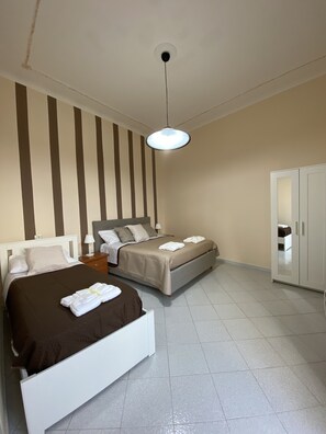 1 Schlafzimmer, Zimmersafe, Schreibtisch, Bügeleisen/Bügelbrett