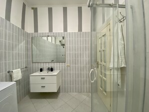 Dusche, umweltfreundliche Kosmetikartikel, Haartrockner, Bidet