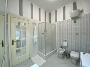 Douche, articles de toilette écologiques, sèche-cheveux, bidet