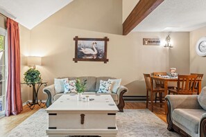 Smart-TV, Kamin, Videospiele, Tischfußball