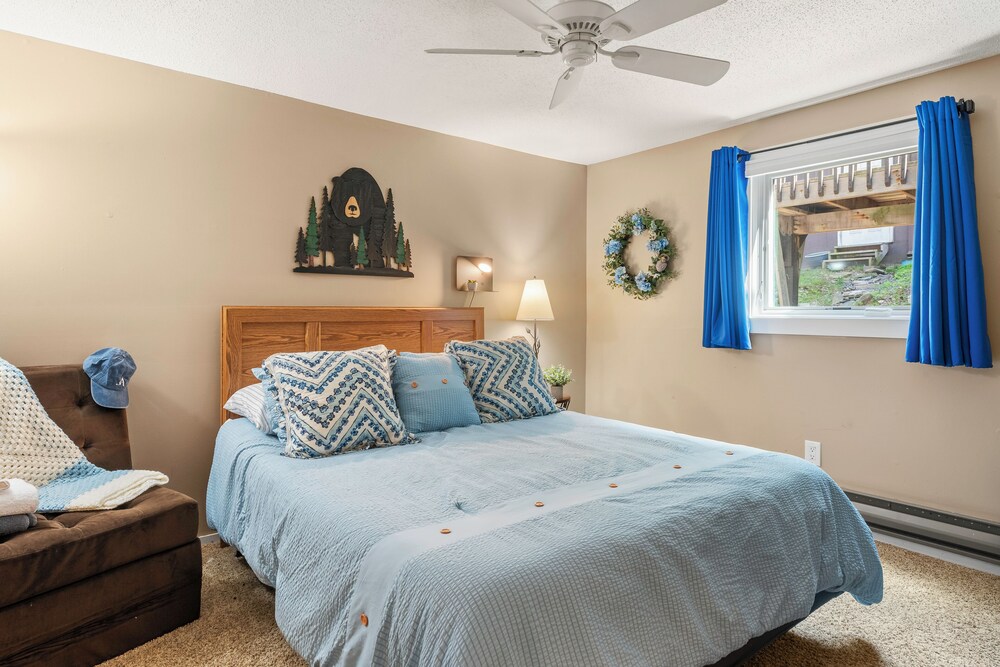 Slope Lodge by AvantStay Prime Location, Pool/Hot Tub Access, & Deck