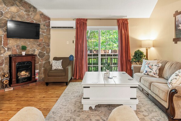 Smart-TV, Kamin, Videospiele, Tischfußball