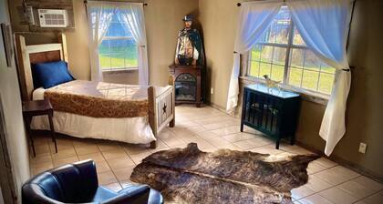 Historic Ranch Bungalow - Luxurious Ranch vacation - Free WiFi - Family Fun!