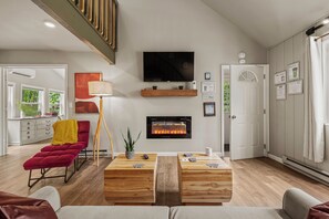 Smart TV, fireplace, offices - Inn the Poconos by AvantStay | Private Lake Access | Enclosed Hot Tub (Long Pond)