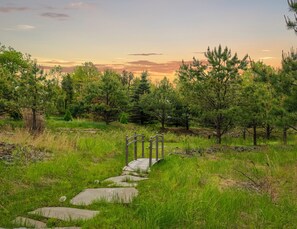 Property grounds - Inn the Poconos by AvantStay | Private Lake Access | Enclosed Hot Tub (Long Pond)