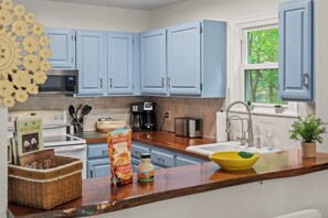 Fridge, microwave, oven, stovetop - Hidden Bear by AvantStay | A+ Central Location (Albrightsville)