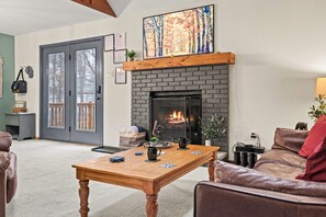 Smart TV, fireplace, offices - Hidden Bear by AvantStay | A+ Central Location (Albrightsville)