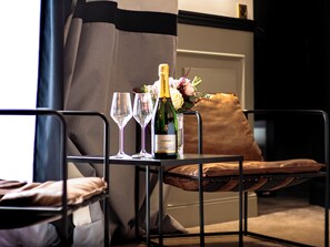 Design Double Room | Hypo-allergenic bedding, minibar, in-room safe, individually decorated
