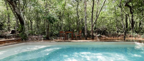 حمّام سباحة خارجي