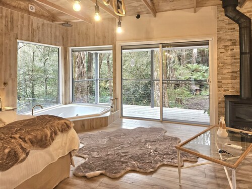 Klara's Studio: Private rainforest with river