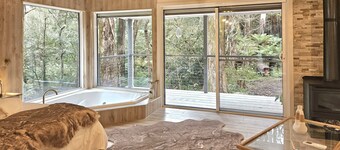 Klara's Studio: Private rainforest with river