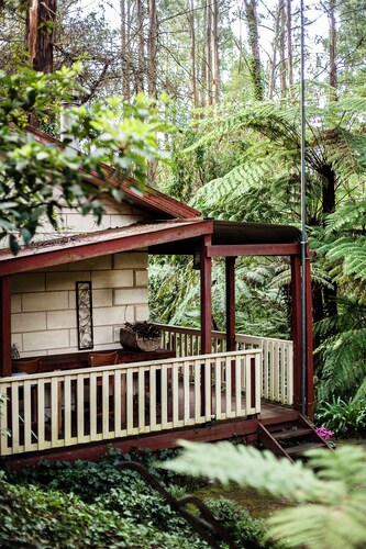 Spa Cottage: Private rainforest with river