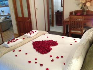 1 slaapkamer, een strijkplank/strijkijzer, reisbedje, internet