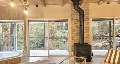 Entire retreat in private rainforest with river. Sleeps20+