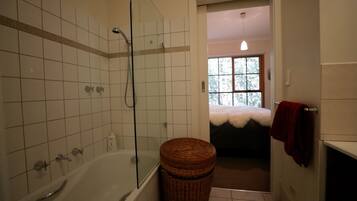 Een haardroger, handdoeken